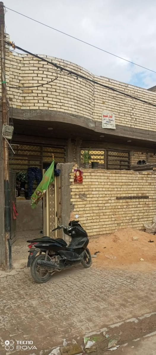 بيت 100متر طابق واحد علا شارع الغربي قريب شارع ابو الدهن بيت جديد بيع مستعجل السعر 105بي مجال للشراي لاستفسار ***********او مراجعت مكتب شيخ حميد التميمي
