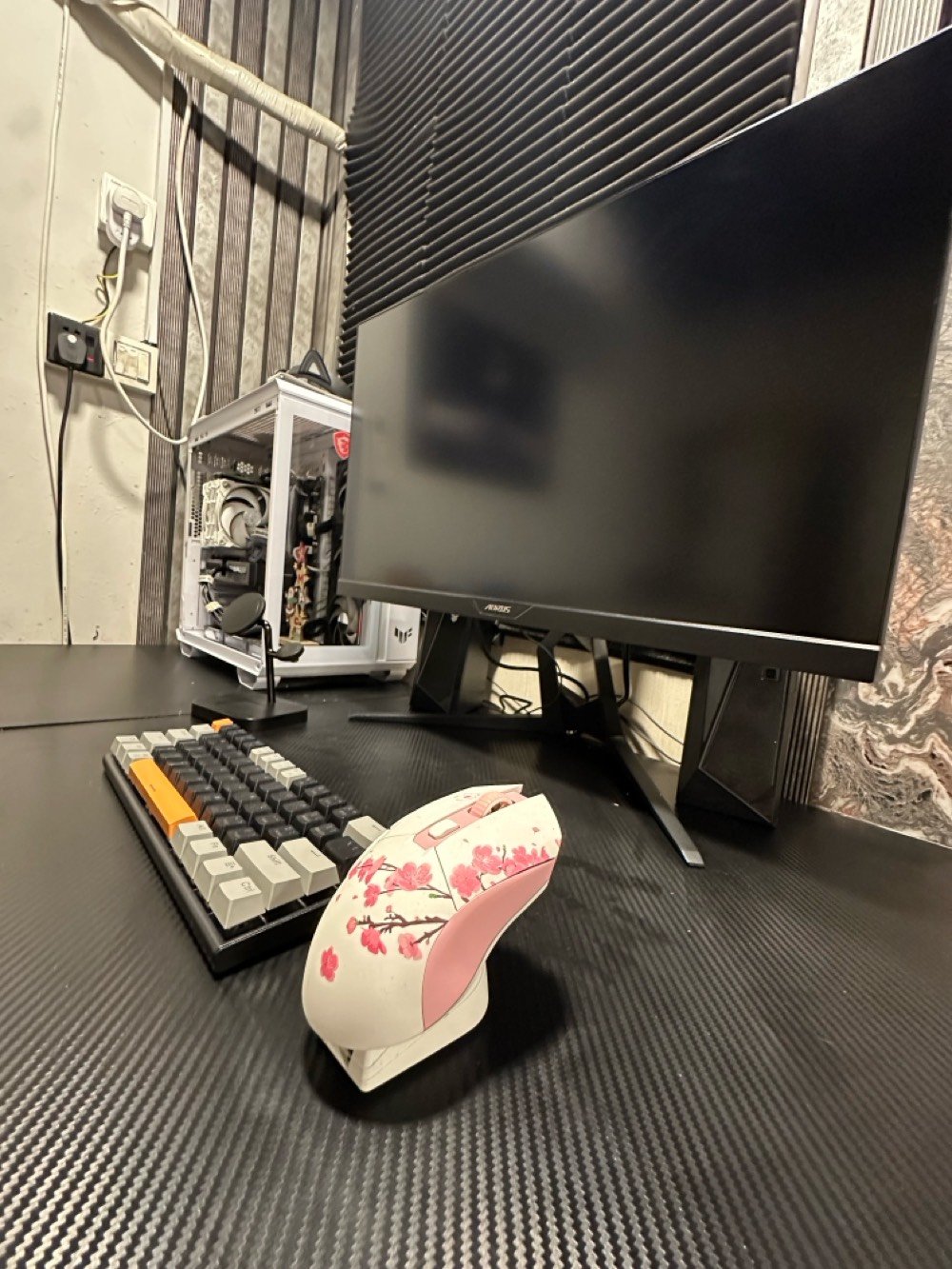 تجميعة كاملة مع شاشة وميز 

PC 

Cpu Ryzen 7 5800x 
M.B b550 msi tomahawk
Cooler arctic freezer 34 esports duo 
Rtx 5060 palit dual 
Ram 32G 3600hz (16x2) lexar ares 
Psu 750w cooler master 80+ gold full modular 
M.2 1T m.2 250G 
Fans lian li sl 120 infinity 6 fans 
Case Asus Tuf GT502 

Monitor 
Aorus AD 27QD  
2K (1440x2560) 144hz 

وميز زاوية خشب وسماعة وماوس وكيبورد 

***********