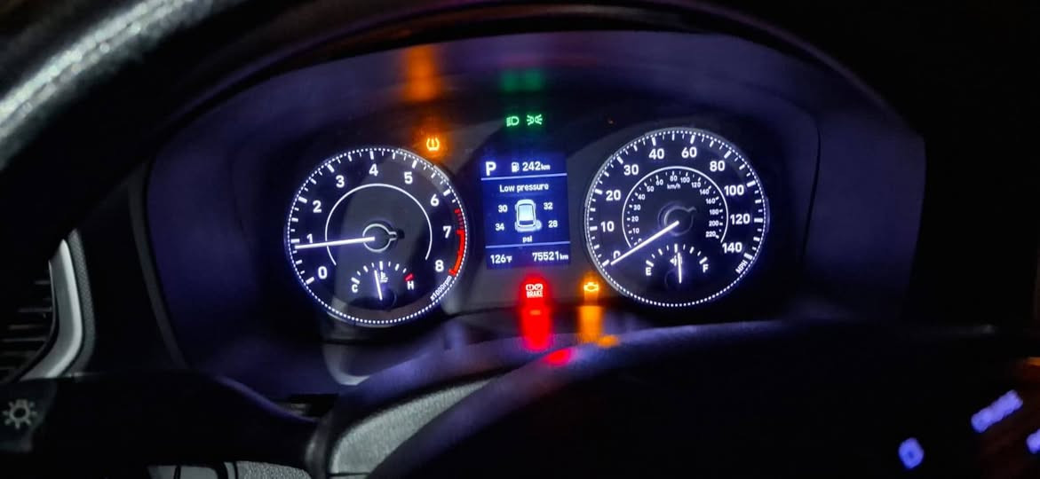 السلام عليكم للبيع فقط هونداي فينو 2021 لون ابيض رقم بغداد مشروع وطني تحويل ثاني يوم صدر امامي خلفي جديد سيارة جديدة ما متعوبة تبريد شغال وية السويج السيارة بيها صبغ فقط الجاملغ الامامي السيارة ماشية 75 الف السعر 125 ورقة وبيها مجال بسيط للستفسار الاتصال على الرقم على الرقم ***********العنوان ديالى بعقوبة
