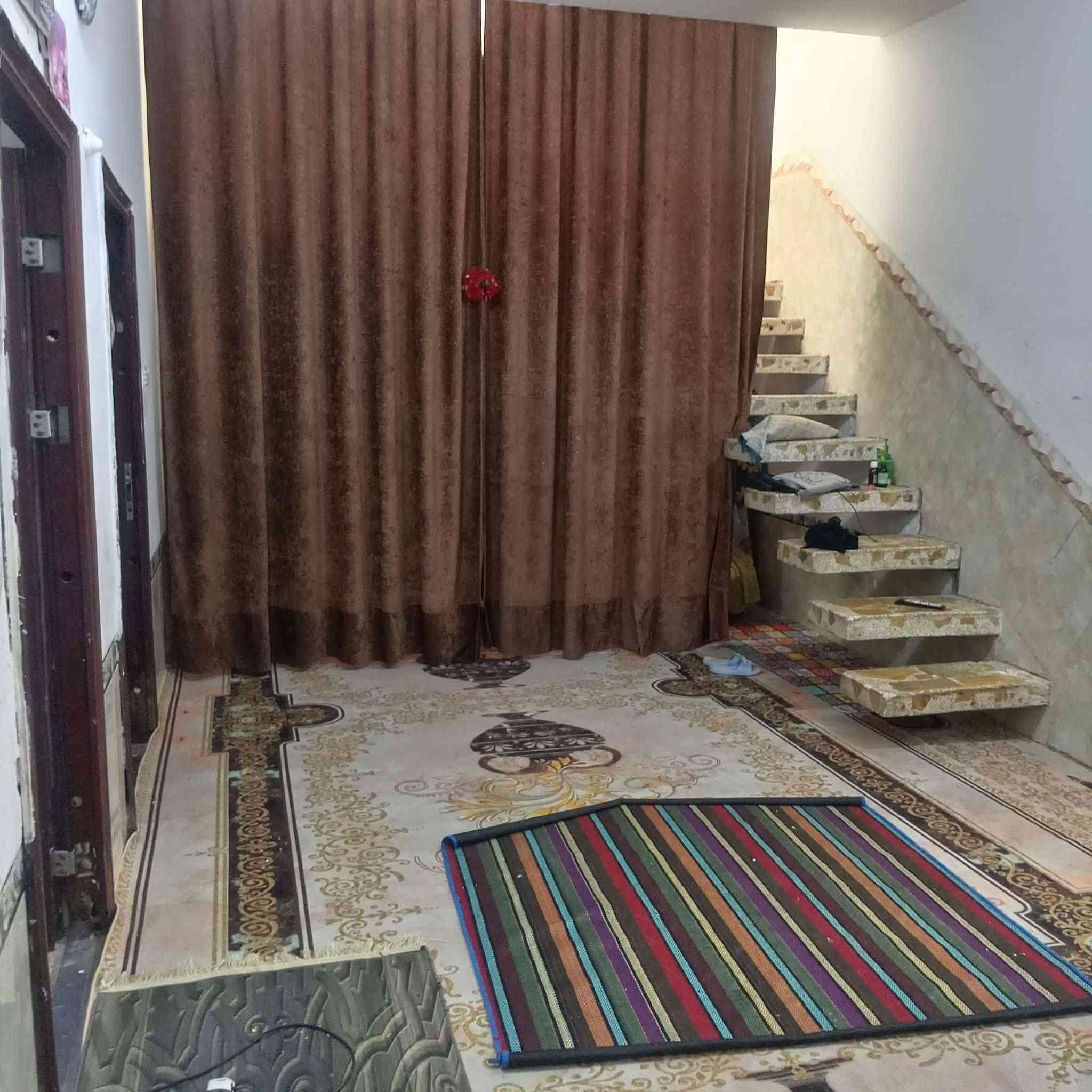 السلام عليكم ورحمة الله وبركاته بيت للبيع ١٥٦ متر بنا طابوك  وعالي عن شارع بي ٢غرف وبراني وصاله ومطبخ وصحيات وساحه قرب مدرسه الشهيد فيصل 
***********
