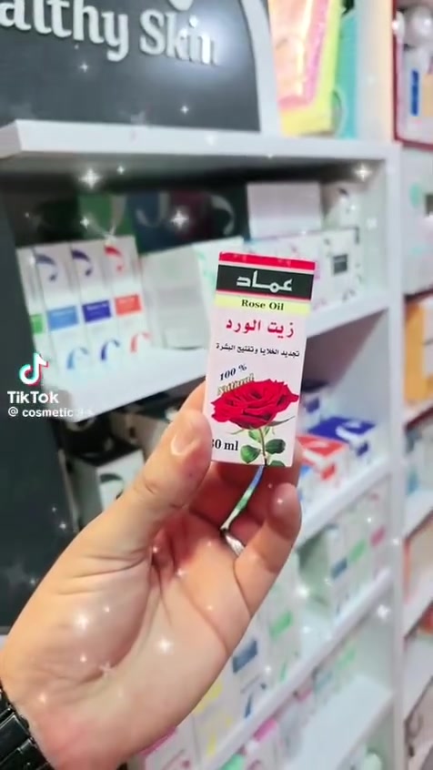 زيت الورد 
زيت الورد من الزيوت المهمة للبشرة، حيث يساعد على حمايتها من الأضرار التي قد تصيبها، لاحتوائه على مضادات الأكسدة التي تساعد على حماية البشرة من الفطريات والفيروسات، بالإضافة إلى أن له رائحة جذابة ومميزة، ويدخل زيت الورد في العديد من الماسكات المختلفة التي تحافظ على البشرة.

فوائد زيت الورد
-يساعد زيت الورد على التخلص من التجاعيد التي توجد على البشرة، والوقاية من علامات الشيخوخة المبكرة.
-يساعد على حماية البشرة الحساسة من أشعة الشمس الضارة.
-يساعد على جعل البشرة رطبة جيدا وذات ملمس ناعم.
زيت الورد يحتوي على الخصائص التي تساعد على التخلص من حب الشباب الذي يوجد على البشرة.
-زيت الورد له دور في الوقاية من حدوث حساسية البشرة والالتهابات والإكزيما، وهذا لما يحتويه من مضادات الجراثيم والميكروبات.
-التخلص من خلايا الجلد الميتة التي توجد على البشرة والعمل على تجديدها.


**إذا كنت صاحب هذا الإعلان وتريد حذفه لأي سبب، رجاءا أرسل رسالة إلى الدعم الفني**