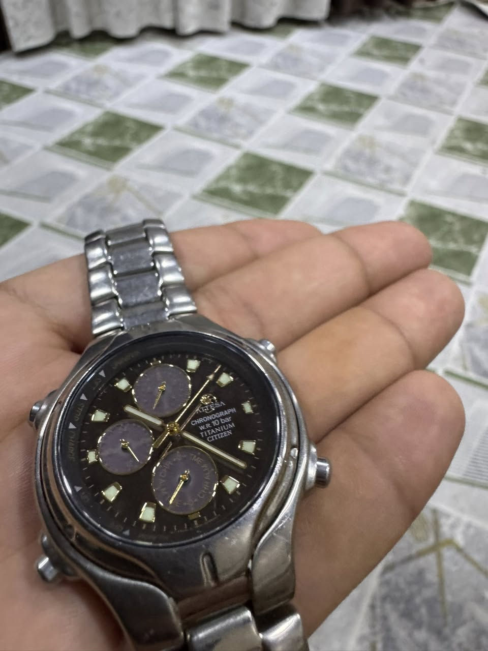 ساعه ستزن ( Citizen )Attesa Chronograph  التيتانيوم 
* الميزات: تتميز بوظيفة الكرونوغراف (ساعة إيقاف) ومقاومة للماء حتى 10 بار. 
* التقنية: قد تعمل بتقنية Eco-Drive التي تشحن البطارية من أي مصدر ضوئي. 
مكاني بغداد مدينه صدر 
***********
السعر 70 الف
