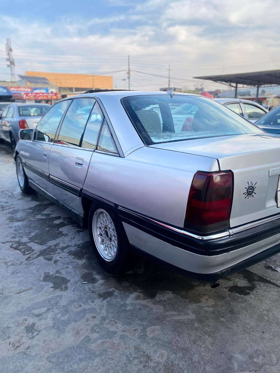 سلام عليكم ..اوبل اوميكا موديل ١٩٩٢ محرك ٢٠ مرغوب .بيه دفتر بانزين .بدون حادث .شرط التحويل .سنويه لحد ٢٠٢٧ تسقط . كير عادي .مكان السياره كركوك .رقم المويايل .*********** .سعر ٤٢ وبيه مجال .
