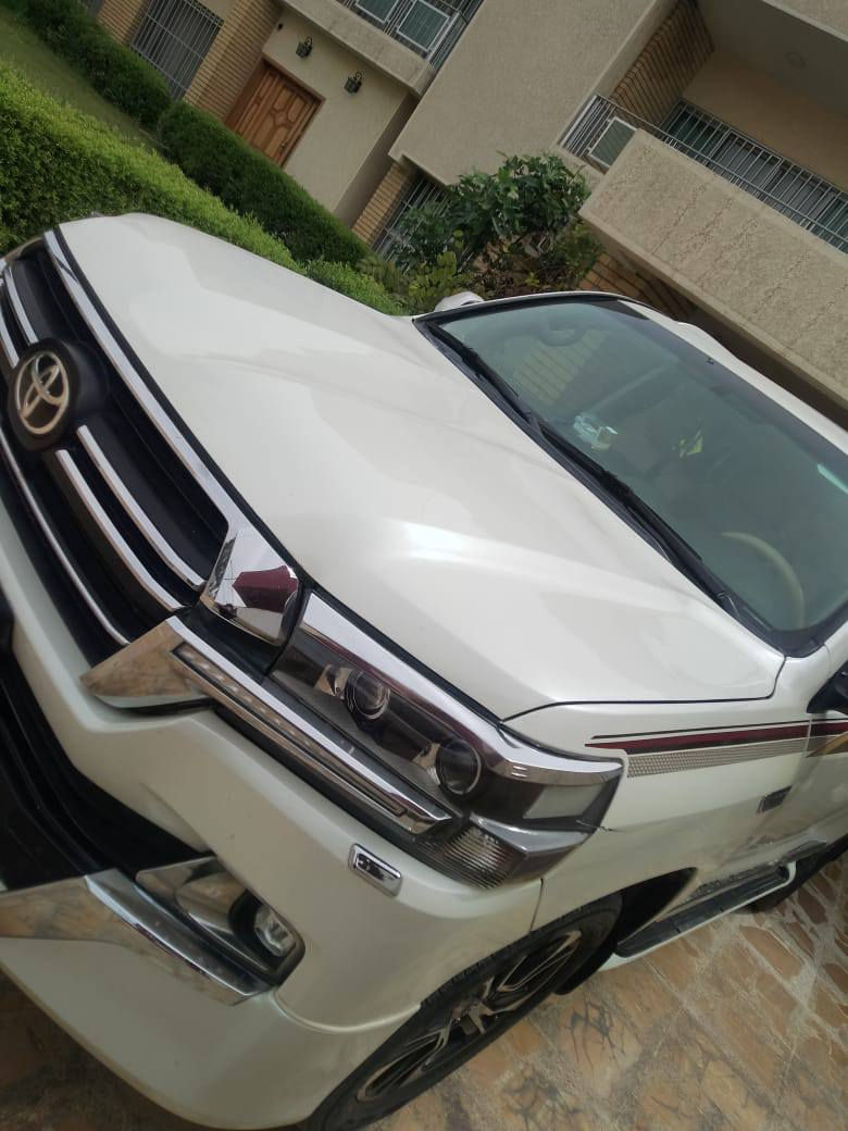 السلام عليكم لاندكروزر للبيع 2009 محدثة 2021 باسمي تحويل ثاني يوم رقم إنكليزي شمالي  والسنوية لحد 2030  وترهم بيع او مراوس بسيارة برادو غير متواجد على فيس فقط إتصال *********** مكاني بغداد م الصدر
