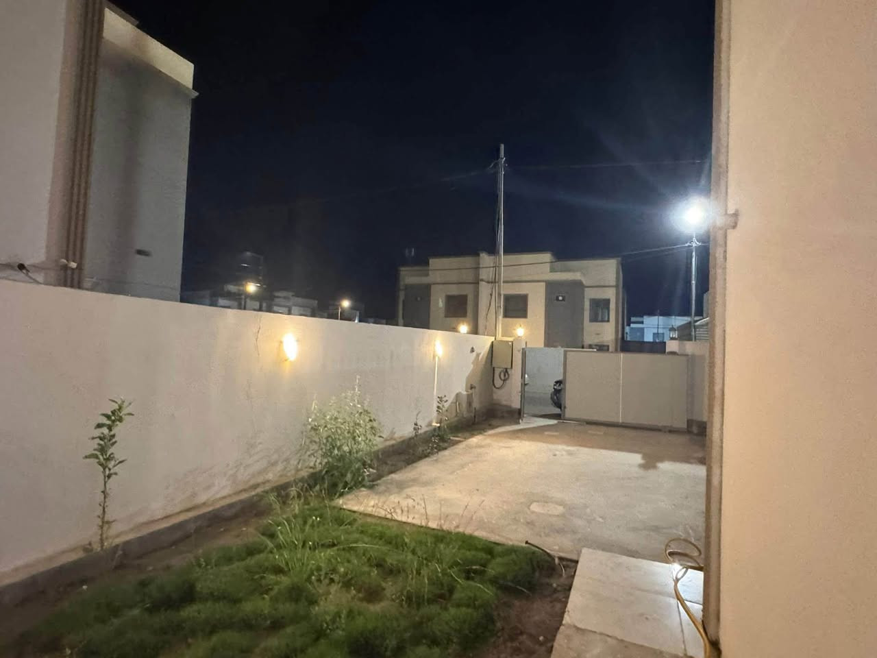 🏠 الدار في مجمع الأميرات 2 السكني  - قريب شارع المجمعات 
الدار 250متر | طابقين | إستلام شهرين 

المقدمة 64 مليون فقط 
بناء درجة أولى + تشطيب مرتب
3 غرف نوم + صالة واسعة + استقبال
مطبخ + صحيات
كراج + 🌿 حديقة
📌 يباع بتطلوعة سعرها مناسب - المرحلة السادس 

👇 تريد الصور والتفاصيل؟
اكتب (تم) بالتعليقات ويوصلك كل شي فورًا
📞 اتصال / واتساب:
***********
