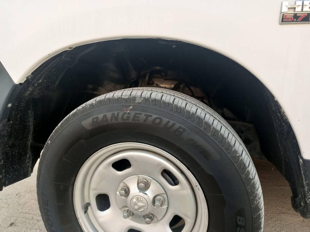 السلام عليكم 
رام موديل 18 كلاسيك حادثها چاملغ ايمن وصور الحادث مرفقة السيارة ماشية تقريباً 70 ميل رقم بغداد باسمي واي تفاصيل اني حاضر رايدها ب 170 وبيها مجال واذا اكو مراوس بلون اسود باب طويل وفرق مناسب هم عادي 
***********
