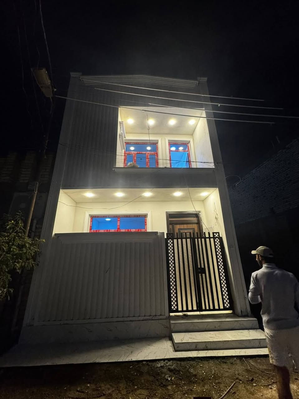 مشتمل للبيع – جديد (زيرو) وجاهز للسكن
▪️ المساحة: 50 متر
▪️ البناء: طابقين
▪️ غرف النوم: 2
▪️ الصحيات: 2
▪️ غرفة سويت
▪️ استقبال
▪️ مطبخ
المواصفات:
✔️ شغل درجة أولى
✔️ باب قاصة تركي
✔️ شبابيك ألمنيوم
✔️ نظام كاميرات 
📄 البيت باسمي مباشرةََ
📄 إقرار محكمة أول
❌ بدون دلالية
💰 السعر: 81 مليون وبيه مجال بيع نقداً فقط 
📍 العنوان: بغداد – الدورة – البوعيثة – مجمع السلطان الثالث
📞 الهاتف: ***********
📲 يوجد واتساب
