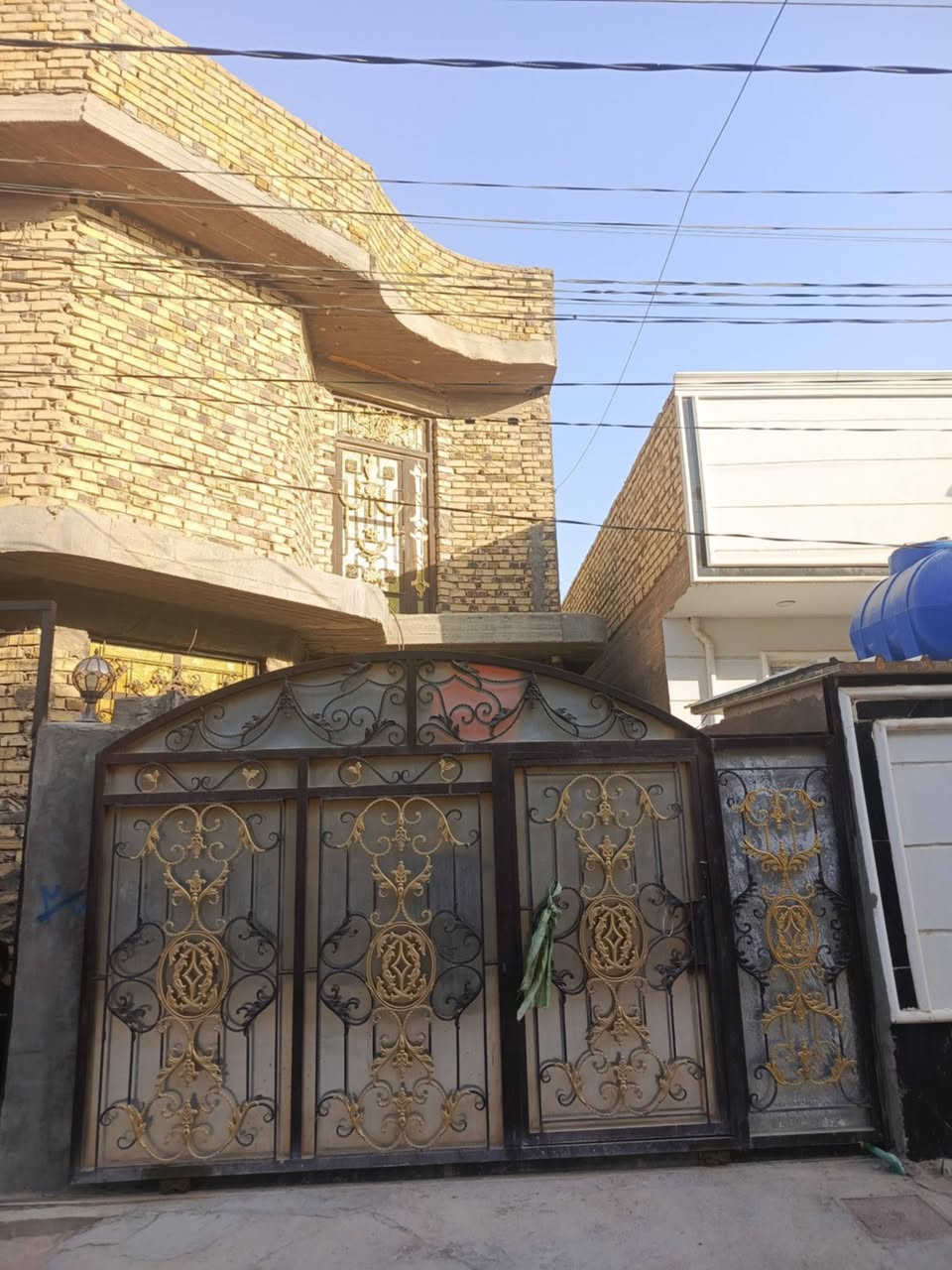 لللبيع دار طابو زراعي سند 25المساحه 200متر الطابق الاول غرف نوم عدد 3هول استقبال مطبخ اطابق الثاني غرفت نوم وهول صحيات خارجيه وداخليه وكراج ورديه خارج شارع المشجر  السعر خاص ابو مصطفى للعقار ***********
