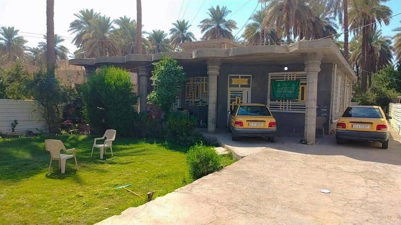 اخوان #للبيع دونم وربع سند 25 بأسمي تحويل اسهم مع بيت مساحته 200متر يحتوي على 3 غرف نوم وصاله وستقبال ومطبخ ومجمع صحيات وكذلك صحيات خارجيه مع حديقه مساحتها 100 والبستان حلوه ومعموره بيها اشكال الاشجار والنخيل والبيت صاير على الشارع تبليط كافة الخدمات متوفره مكانه كربلاء الحسينيه (شارع الشاهر) او منطقه العواره الوسطى تبعد على مركز المدينه 15 كيلو تقريبا السعر 250 مليون وبي مجال للشراي   للاستفسار اكثر اتصل ***********

