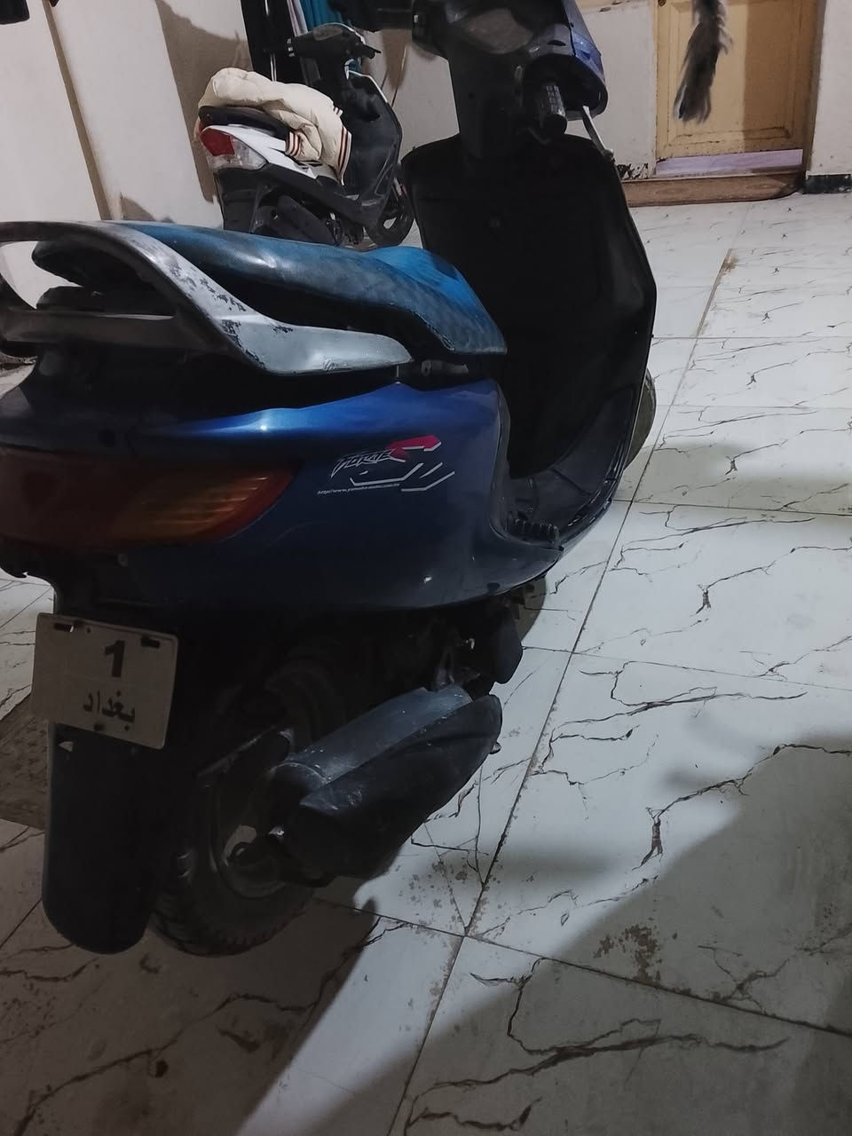 السلام عليكم دراجه فراشه كامله من طول له طول كلشي شغال اشاير لايت هورن سلف عداد سرعه كيج بانزين كلشي شغال محرك ناعم حلوه سعره 300 وبيه مجال مكان ابو الخصيب رقم *********** بس وتساب
