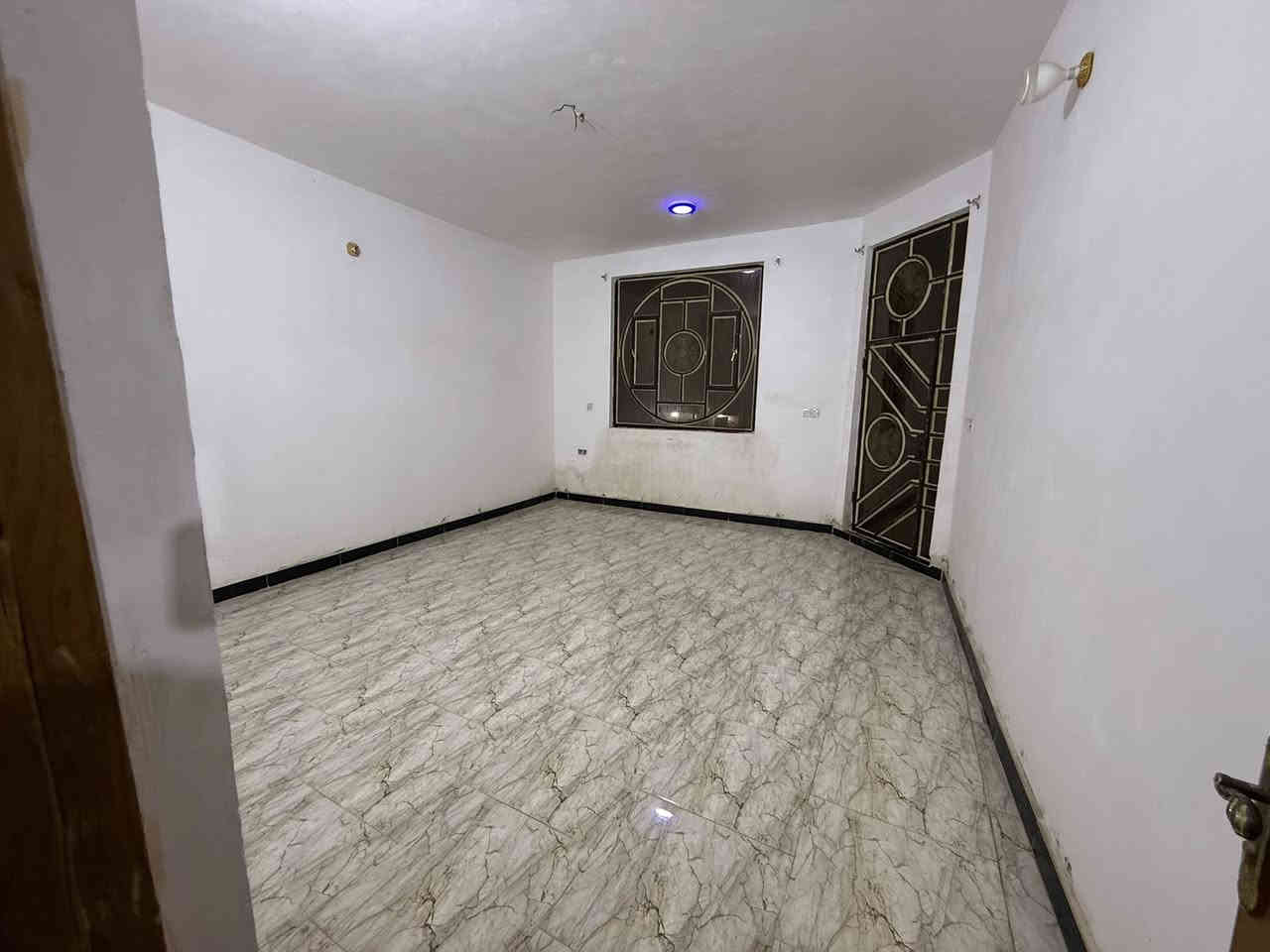 🏠بيت للبيع

📍حي الصادق شارع العوادين 

📐مساحه ٣٠٠م

🕍الطابق الاول :٢ غرف استقبال صاله مطبخ صحيات ٢ منور٢  طارمه حديقه 

🏯الطابق الثاني : ٤ غرف صاله 

(الشراع للعقار)

***********
