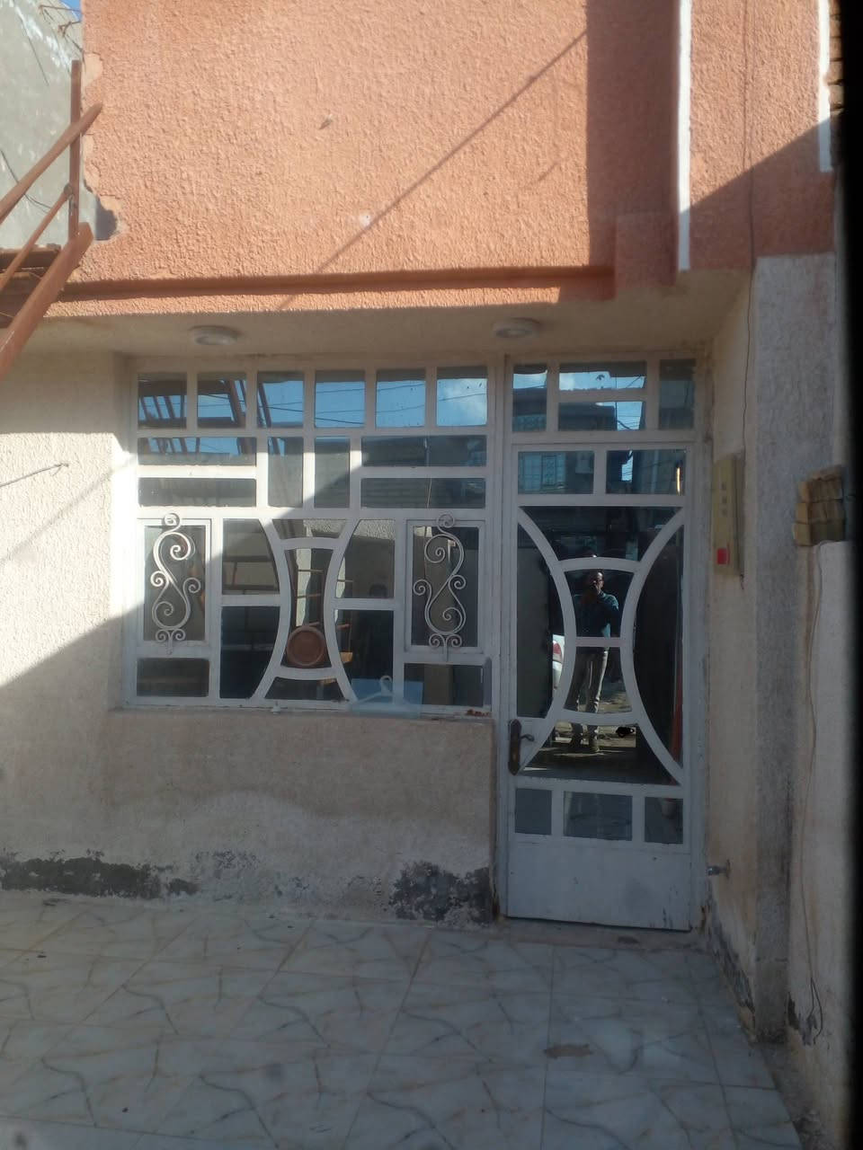 100م حي البساتين حي السلام  شارع اسواق رسل الطابق الاول كراج وصاله ومطبخ مع خدمات  ومنور وغرفه وترك   الطابق نظيف  الطابق الثاني غرفه ومطبخ وخدمات معزول عن الاول   قسط ونقد اي استفسار ***********2
