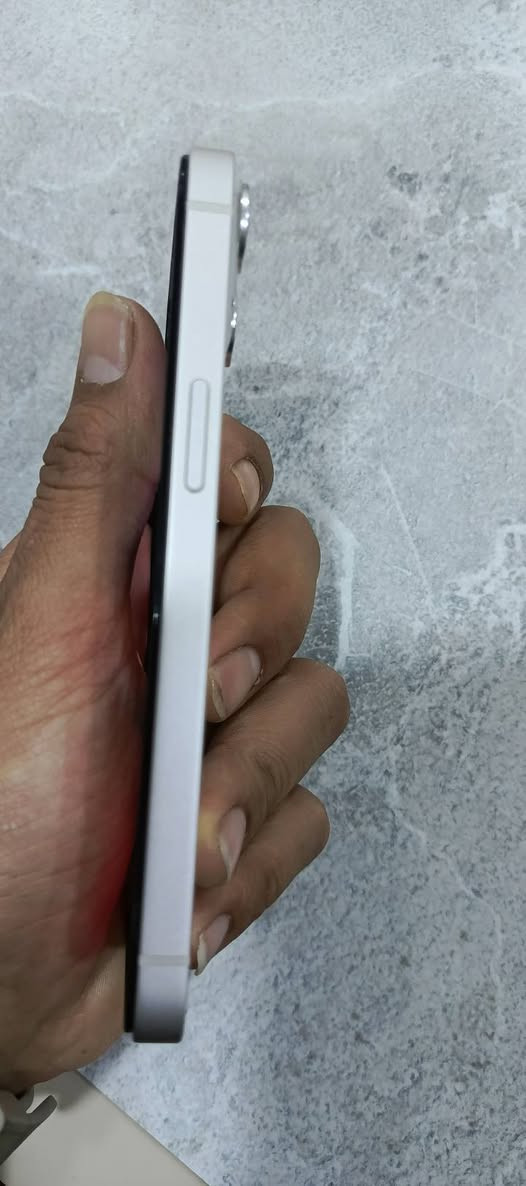 السلام عليكم 
13 عادي ابيض للبيع

ذاكره 128 
بطاريه 84 بلادي  تك سيم

وتر بروف نضافه 90/100
السعر 430 وبي مجال
مكاني موصل ايسر ***********
