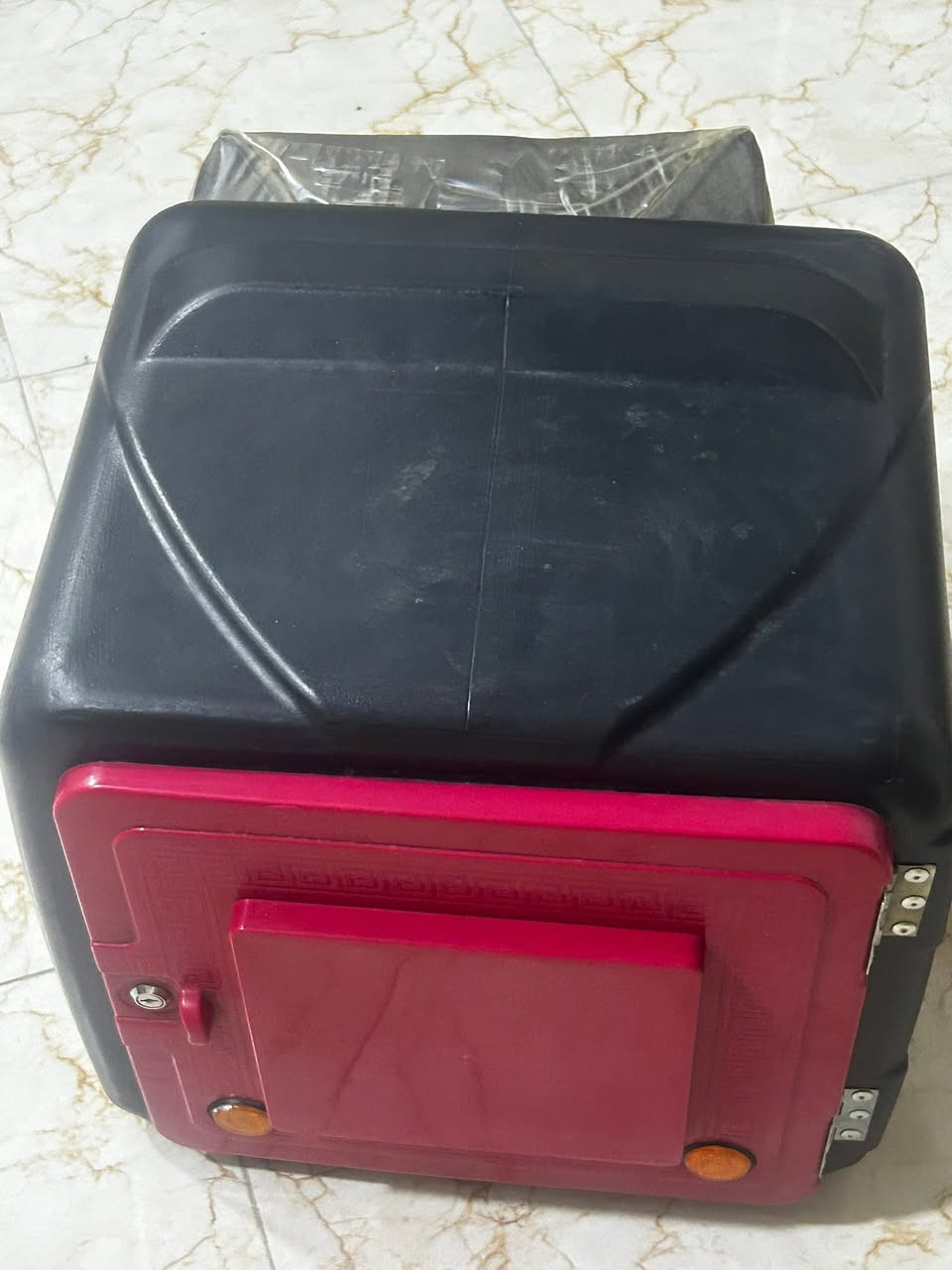 صندوق مع تجوه وخوذه XL سعر خاص 
قرب تقاطع كسره وعطش 
متواجد واتساب وماسنجر فقط 
***********
