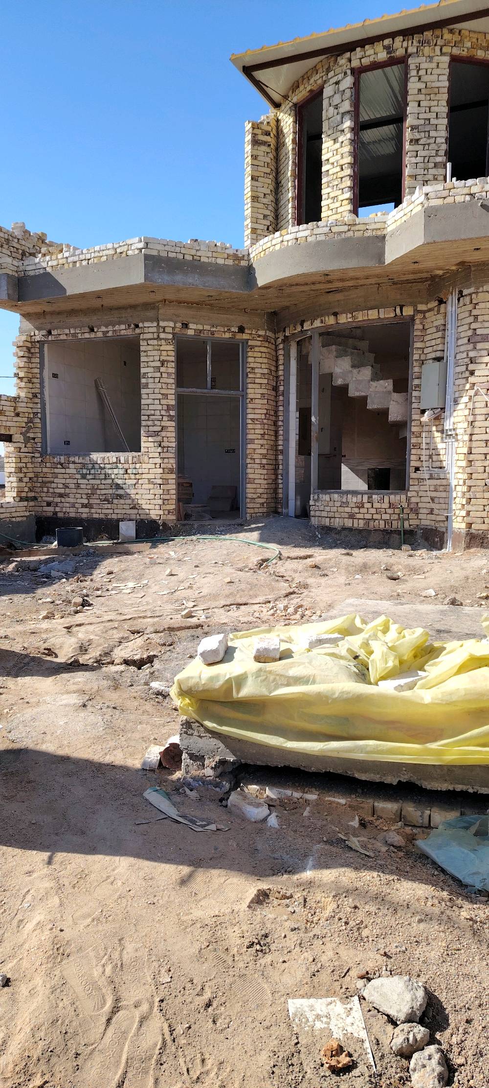 عنوان الديوانية قظاء السنية قرب مدرسة الصينية مساحة 300متر بناء تقريبن 200 متر براني 10متر وعرض 3500 غرفتين نوم عرض 4متر طول 5متر +براني 10مترطول وعرض 3500 ومطبخ طول 5متر وعرض3500   قطعة طابو صرف مطلوب إسكان 40000000 مليون إسكان تتحول بسمك يبقة صافي بل يد 95000000مليون