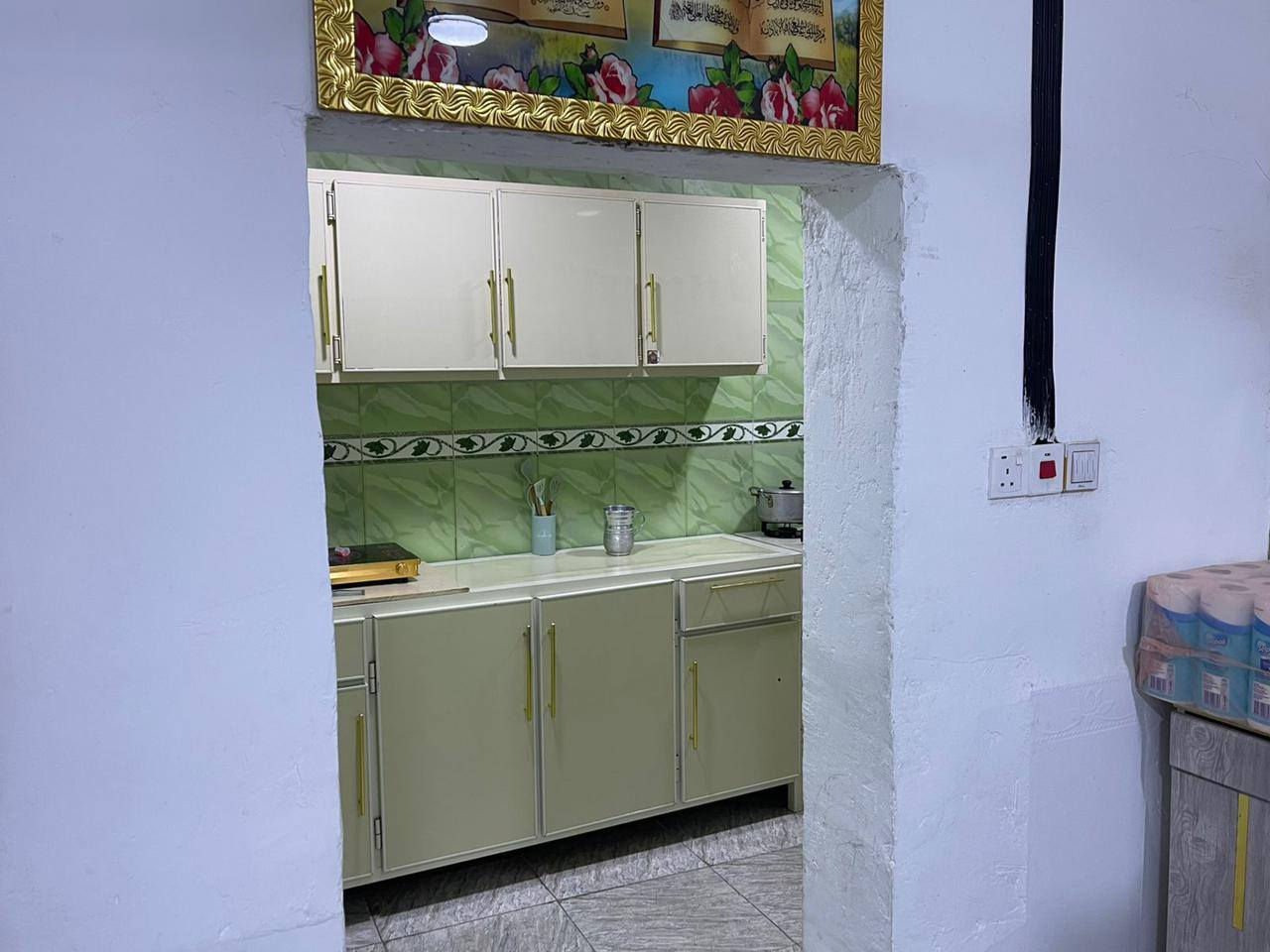 السلام عليكم بيت 100 متر امامي رقم شاغر ب اريدو قرب مستشفى لقلب وقاعه لاعراس المعامله مالته ماشين بيها متكون من غرفه وصاله ومطبخ واستقبال وصحيات الخدمات كامله تبليط وماي ومجاري وكيبل ضوئي البناء متوسط ولبيت جاهز للتواصل ***********
