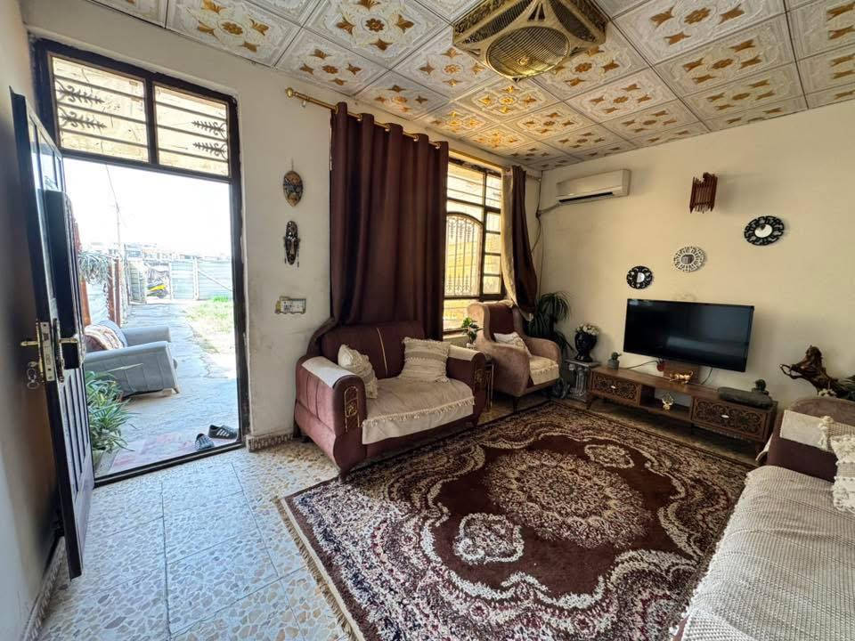 ⚜️  #للبيـــــــع في الـــــــــــدورة  ⚜️
🔴 دار سـكـــــــــني  ...  بحالة جيدة 

💎 تفاصيل : العقار 
💎 المساحة : 50م 
💎 الواجهة : 5م
💎 النزال : 10م
💎 طابقين : 
💎 مع تشجير ملاصق أمام الدار 
💎 الملكية : طـــــــــــابو  ملك  صـــــــــــرف
💎 موقع ممتاز وكافة الخدمات متوفرة 

🔴 طابق الأول 
مدخل واحد  + صالة ضيوف  + مطبخ  + مناور  +
صحيات عدد 1 

🔴 طابق الثاني 
غرف النوم عدد 2 واحده منها سويت  + بيتونة  + سطح

⚠️  العنوان 
بغداد   //   الدورة  //  ملحق حي اسيا 
قرب الجسر الجديد

_
إذا لم يناسبك هذا العقار، لدينا خيارات متنوعة 
تشمل منازل، وأراضٍ تناسب جميع الأذواق.
________

#لمعرفة ../    السعر #اكتــب   رقم   (  1  ) 
     
🟣👈  (   ليأتي  أليك  الرد  برسالة خاصة  📩   )
((  تعامل والتفاوض مع #صاحب  العقار   حصراً  ))

____________________
  زبائننا  الكرام بكم نرتقي ونتشرف بزيارتكم 
احصل على منزل أحلامك معنا، نحن مكتب عقاري 
موثوق ومتخصص في تلبية احتياجاتك السكنية
لاتتردد في زيارتنا او الاتصال بنا 
___________________________

للاستفسار أي سؤال ___________ الأتصال على 
الرقم 

( *********** )        
⁨
#دمتم__في__رعاية__الله
