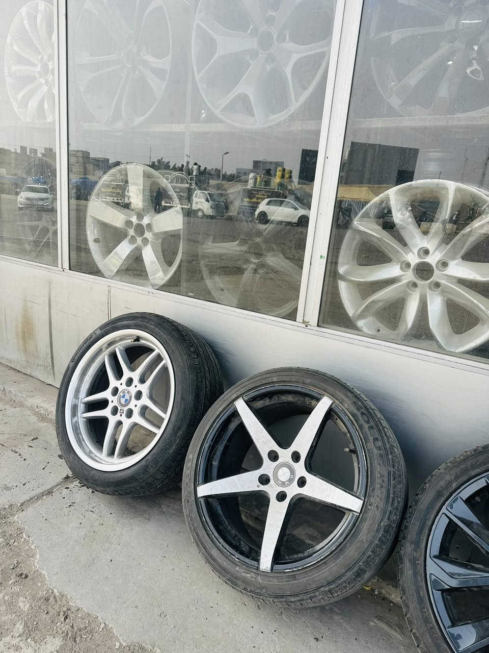 السلام عليكم
تخم m قياس 17 تو سايز نظيف جدا مع الاطارات 350$ 
تخم m قياس 18 تو سايز نظيف جدا مع الاطارات 400$ 
بغداد مجمع مشن تقاطع زيوت معرض الصفار يتوفر توصيل 
للاستفسار واتس اب ***********
