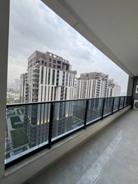 كوين تاور • شقة مؤثثة • ١٣٥م