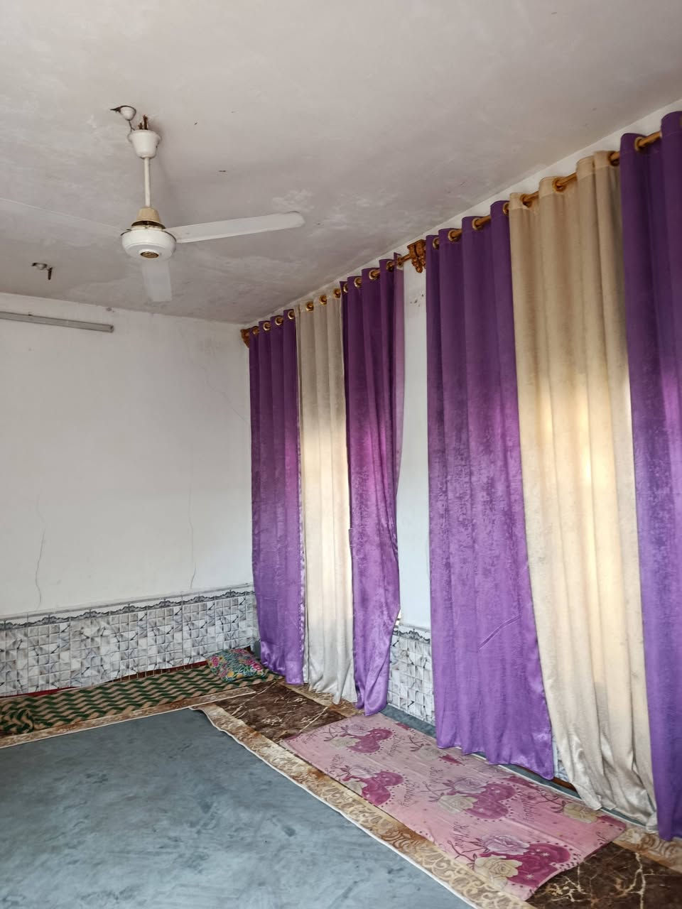 سلام عليكم بيت لبيع بحي صالح
مساحه 270 بيت كامل نقصه بس رضيه سيراميك 

 يبعد عن تبليط 30 متر كهرباء ومياه ساله ومياه نهر 

 شارع 8متار  جيران ذهب 
رقم ***********
