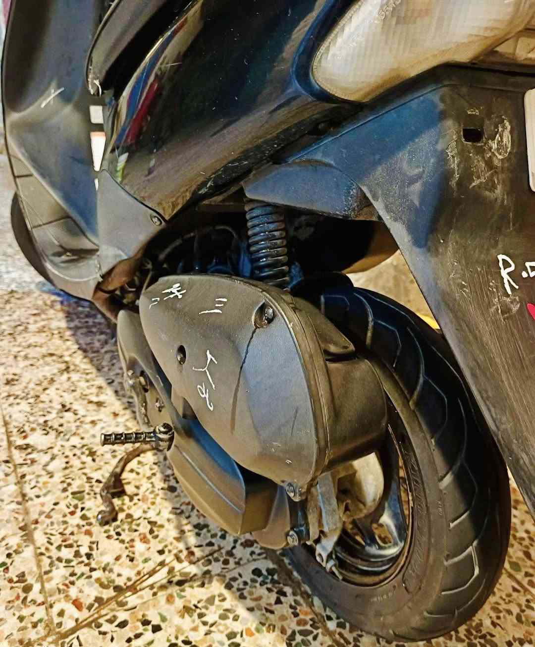 السلام عليكم ماطور للبيع سازوكي ياباني سرعة 60 بانزين (احسن من ما تأخذ لابنك عالشحن واغلى وتضل يومية حجت البطارية وكالت البطارية) 
محرك بالشرط كلشي ما بي تايرات جدد كابريتر جديدة بوربرنات جدد هورن جديد لايت بك لايت اشاير كلو شغال باتري جديد سلف جديد (تشغيل نَكرة سلف) مكاني العلم السعر 300 الف وبي مجال للأستفسار ***********
