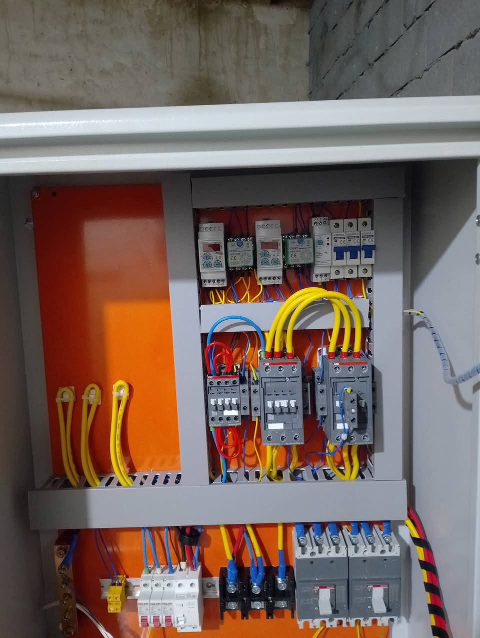 تم بحمد لله وفضله.بورد 3خط اثري فيز مع حماية وتايمر نوع المواد ABB.للتواصل على الرقم ***********
