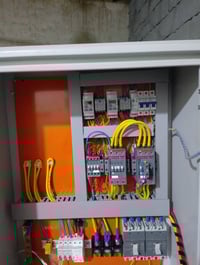 تم بحمد لله وفضله.بورد 3خط اثري فيز مع حماية وتايمر نوع المواد ABB.للت...