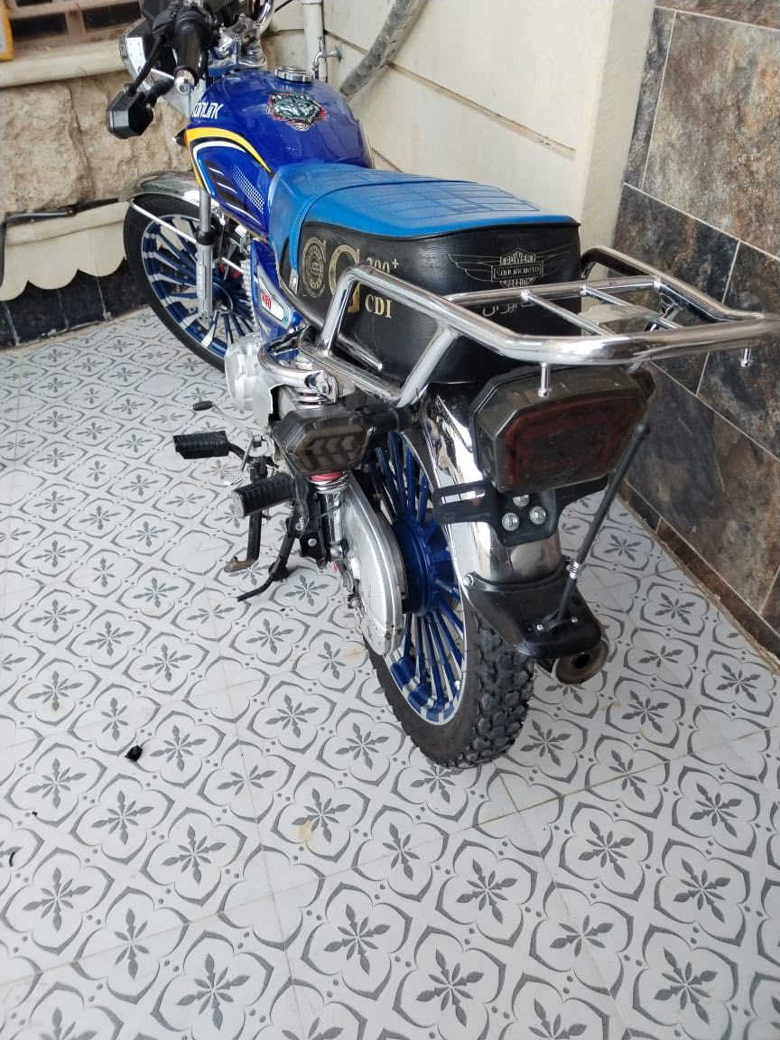 السلام عليكم دراجة للبيع سيفان سونك موديل 2024 شكل 2025 الدراجة كاملة مكملة مابيها اي نقص أوراق موجودة تجي تفحص بعينك وتشوف مكاني الدجيل حي الجمعية السعر خاص هأ ***********
