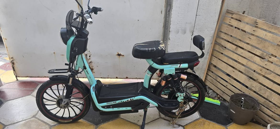 دراجه شحن موديل 25 السعر ست بطاريات وبي عطل حساس مال ويل 200,000 دينار بابل الكفل ***********
