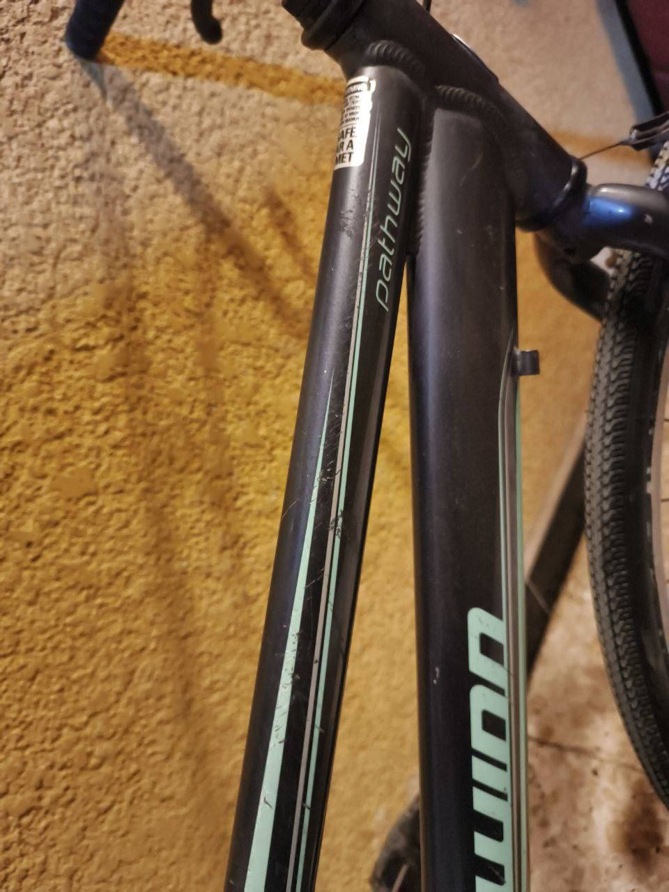 للبيع دراجة Schwinn الاصلية غنية عن التعريف، تجمع بين خفة دراجات السباق وقوة دراجات الجبال. مثالية جداً للتنقل داخل المدينة أو ممارسة الرياضة.
الماركة: Schwinn (الأصلية).
الموديل: Pathway.
نوع الهيكل: ألمنيوم خفيف الوزن ومتين.
الإطارات: نوع Ralson Velocity  نضافة الدراجه 75%، مصممة للسرعة والثبات على الطرقات.
الإضافات: مقعد مريح (Padded Seat)،
البريكات شغالات بس البايسكل يرادله بدالات فقط وكامل امكمل عندك اشخوط بل جسد يرادله بوليش لان البايسكل متروك وبي زنجار قليل والباقي شغال وعندك الزنجيل مبدل جديد 
السعر مناسب ب80 وبي مجال قليل 
مكاني بصره صبخة العرب 
رقم ***********
