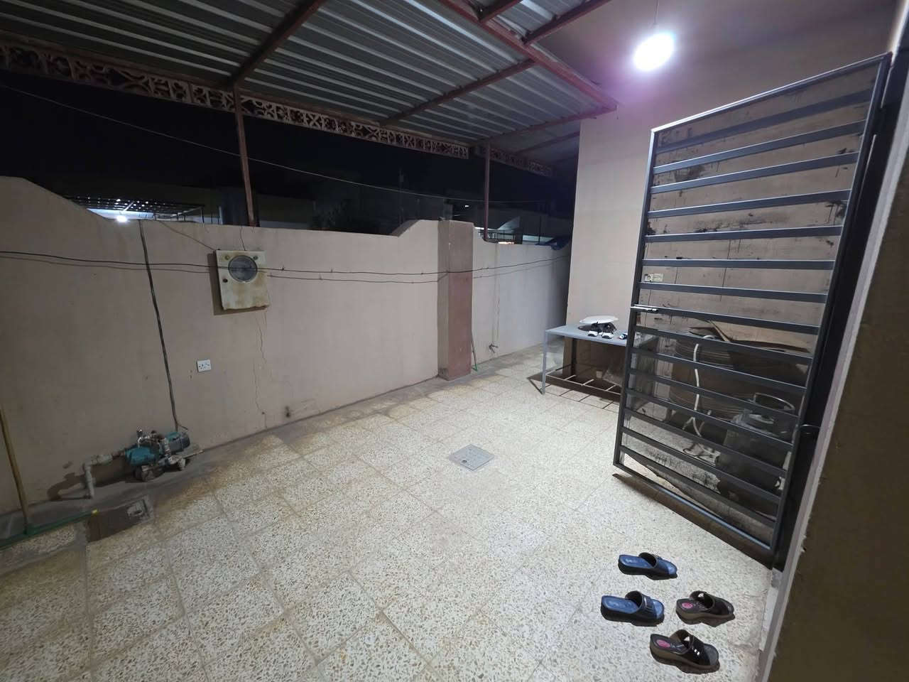 دار زراعي للبيع 150 متر مربع ركن
البيت يحتوي على 
غرفتين نوم 
واستقبال
ومطبخ 
وبيتونة 
البيت كامل سيراميك ما عده الحوش كاشي 
فول سقف ثانوي 
الصحيات ( الحمام داخلي // ولتواليت خارجي )

موقع البيت قرب مجمع كوباني 
سعر البيت 70 وبي مجال 

رقم التلفون/ ***********
