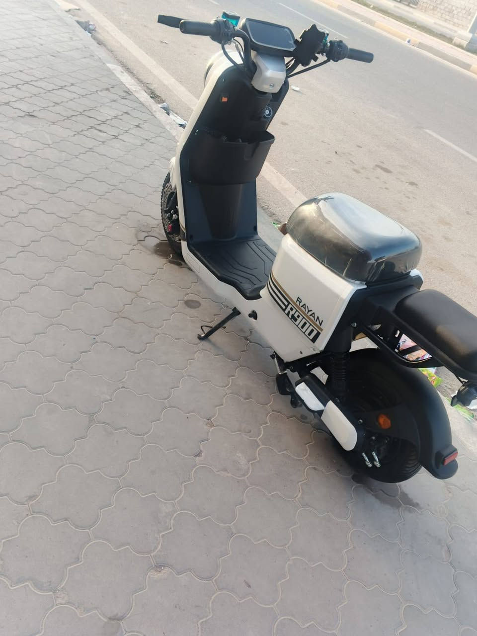 السلام عليكم دراجة شحن للبيع R900  جديدة ماصارلها سبوعين من طالعة من الوكيل دراجة ريان سويجين بصمتين حساسات كل شي شغال جديدة ماماشيه كلشش مكاني زبير حي الخطوة شارع المحكمة الجديدة سبب البيع محتاج ***********
