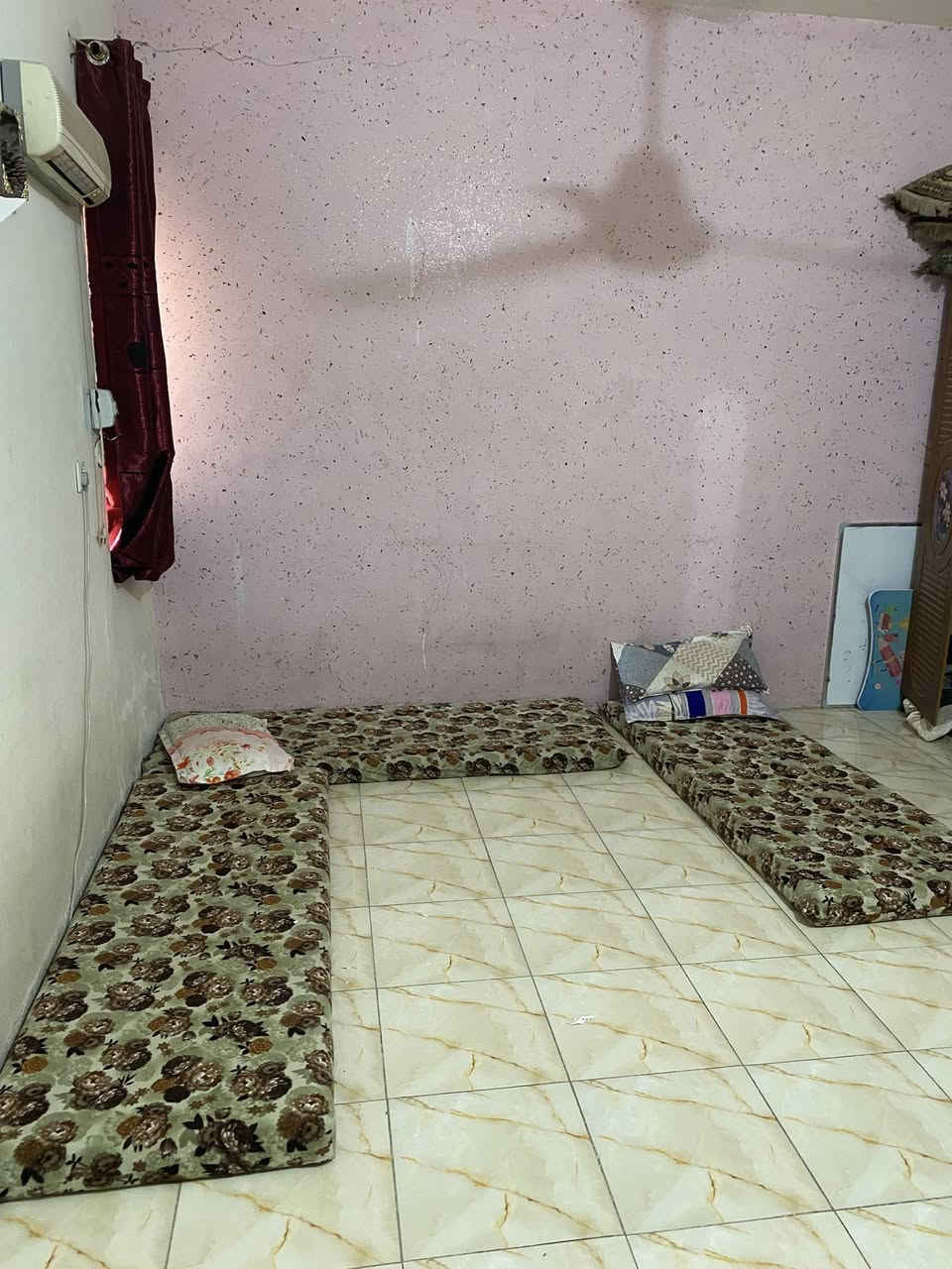 دار للبيع في منطقة سيد ساجت خلف جامع الناجي مساحة 168 واجها 13 طابق واحد يتكون من غرفين نوم ومطبخ واستقبال وحمام غربي شرقي للاستفسار الاتصال بالرقم ***********
