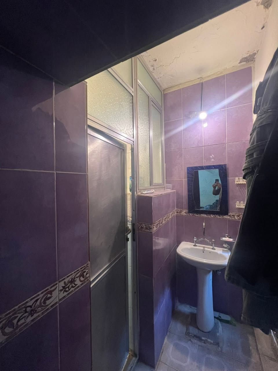 للبيع دار مميز – بغداد / السيدية – كفاءات
مساحة الدار 150 متر، تصميم عملي ومناسب للعائلة:

الطابق الأرضي يحتوي على:
 • كراج سيارة
 • مطبخ
 • استقبال
 • صالة
 • غرفة نوم
 • حمام داخلي + حمام خارجي

الطابق الثاني يحتوي على:
 • 3 غرف نوم
 • صالة
 • بيتونة

الدار مرتب وجاهز للسكن، بموقع هادئ وقريب من الخدمات.
مناسب للسكن العائلي أو الاستثمار.
السعر مناسب وقابل للتفاوض الجدي فقط للاستفسار عن السعر فقط يرجى الاتصال حصراً على الرقم أدناه، لا يوجد رد على الرسائل ***********
