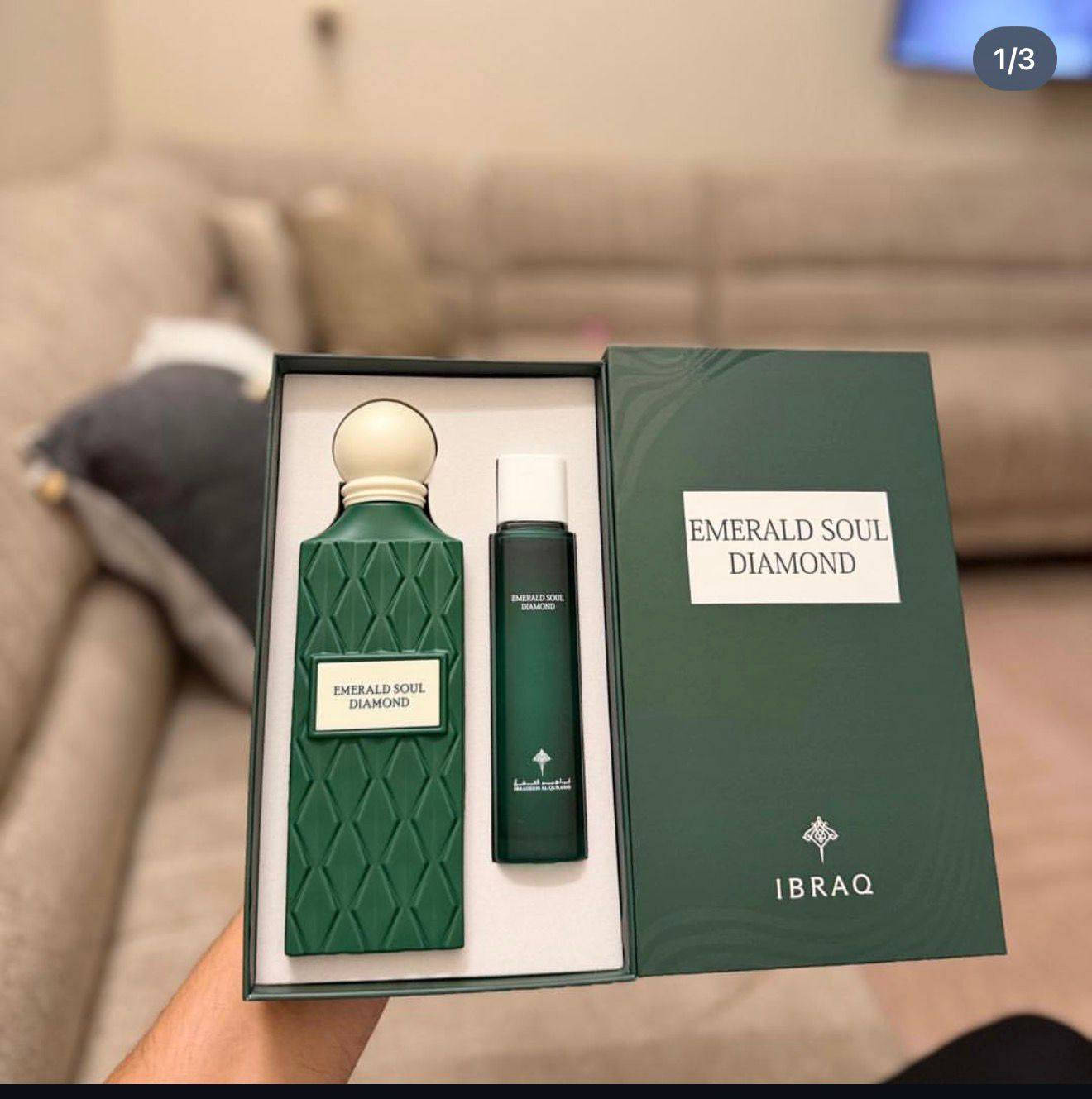مجموعة عطور "نود كورال دايموند" (Nude Coral Diamond) من علامة "إبراق" التابعة لإبراهيم القرشي.تتكون المجموعة من 
عطر أساسي بحجم 150 مل 
وعطر أصغر بحجم 50 مل للشعر 
.العطر يجمع بين نوتات البرغموت، الزعفران، جوز الهند، والفانيليا، ويناسب الرجال والنساء.


**إذا كنت صاحب هذا الإعلان وتريد حذفه لأي سبب، رجاءا أرسل رسالة إلى الدعم الفني**