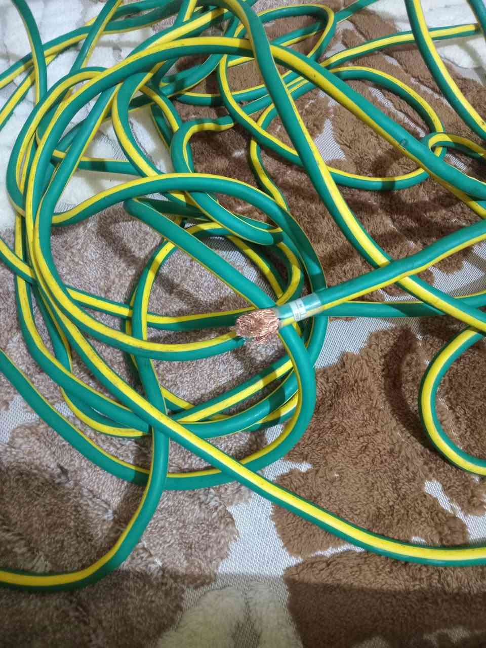 كيبل للبيع 105cطول 16متر العنوان  بغداد البلديات الاتصال ***********
