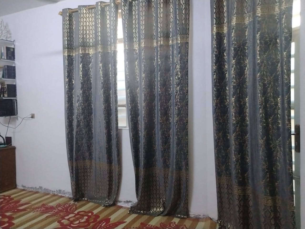 السلام عليكم بيت للبيع بحي الرحمه.   على الشارع بين السفير والرحمه الاتصال ***********.
