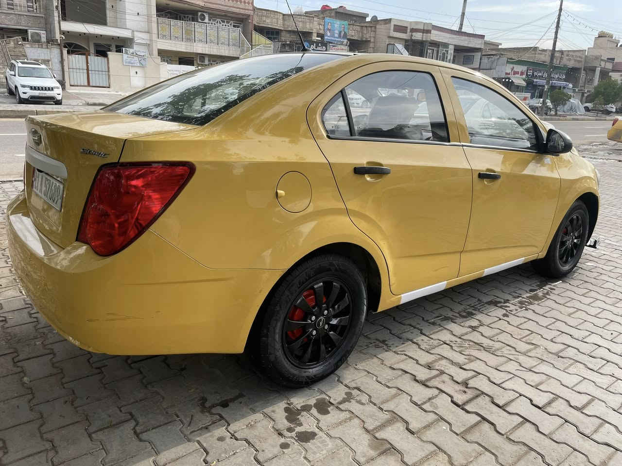 السلام عليكم للبيع فقط افيو سونك خليجي استلام الشركه العامه للسيارات كير اوتماتيك٦ نمر محرك ١٨٠٠  المرغوب رقم بغداد انكليزي الجديد مصفره هيئه وغرامات تخم تاير جديد صدر جديد خلفي امامي السياره بدون حادث خليجي جاهزه بفضل الله من كل شي السعر ٦٦ وبي مجال مكاني بغداد وهذا رقمي***********
