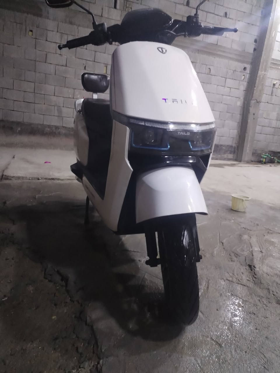 تيسلا للبيع قبل شهرين شتريته
سعر مليون وخمسين ألف  بيه مجال حك جيه دراجه نضيفه تمشيك 50 كيلو وأكثر عنوان بصره كرمت علي شارع لطيف 
فقط وتساب***********
