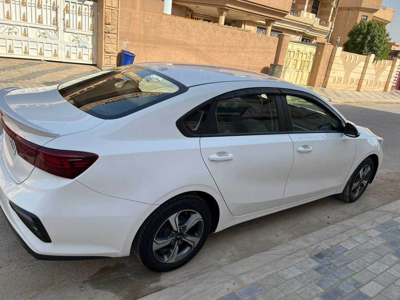 السلام عليكم كيا سيراتو للبيع 
موديل ٢٠١٩ خليجي كلين بدون اي ضرر 
محرك ١٦٠٠ دوش 
٣ انضمه قياده 
ماشيه ٩١ كيلو 
سياره جديده 
للاستفسار الاتصال ***********
