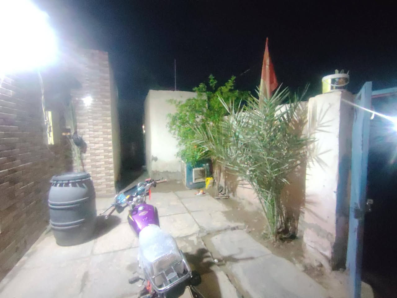 سلام عليكم كل عام وانتم بالف خير بيت للبيع زراعي مساحه ٢٣٠ حي لعسكري علا شارع سيد محمد  جاهز ماء كهربا مولد وطني مجاري متكون من ٣غرف وصاله ومطبخ صحيات وبراني بناء ٢٠١٦بلوك طابوق ارضيه شتايكر تصال علارقم ***********
