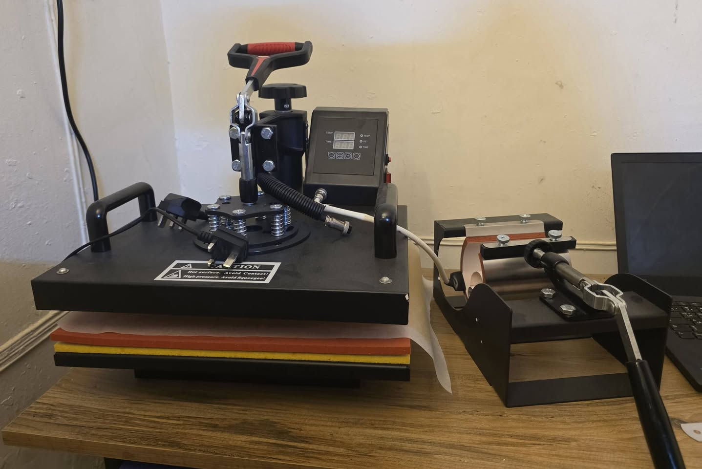 سلام عليكم طابعه ومكبس حراري للبيع
نضافتهن 100% ضمان من كلشي شخط مابيهن استعمال كلش قليل وغراضهن كاملات مع الكراتين الخاصه 
سعر الطابعه ١٥٠ 
والمكبس ١٨٠ 
***********
