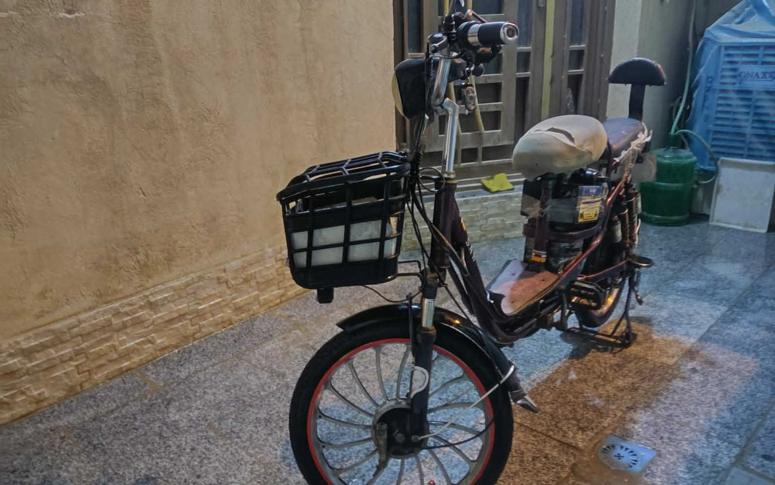 سلام عليكم بايسكل شحن لل بيع يرادله تبديل بطاريات فقط و يرجع طبيعي بطاريات تعبانه السعر 150 و بي مجال ل شراي مكاني كربلاء اتصال عل رقم ***********
