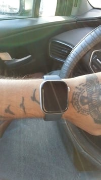 عندي ساعة apple watch series 10 اللون الرصاصي الساعة جديدة بيها شخوط ب...