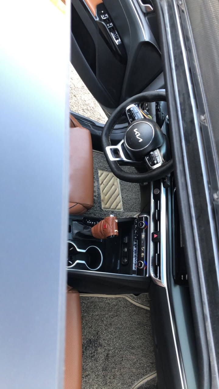 يالله السلام عليكم للبيع  ام ليلى K5 موديل 2021 فئه جي تي لاين اعلى فئه بالمواصفات فول للاخير  سياره رقم بغداد حره تحويل ثاني يوم ماشيه 41  مكينة 1600 تيربو ✈️ الموصفات  _شاشه تاب كبيره _كشن كهربائي _تدفئة كشنات _تدفئه ستيرن _شحن لاسلكي -رادار 360  -نقطه عمياء -توقف ذاتي عند الاقتراب امامي وخلفي  قياده ذاتيه تحديد مسار  مثبت سرعه  اربع انظمه قياده سماعات صوت بيوس  حساسات امامي خلفي كامرا دوارا  بنوراما  اتو هولد  سايد بريك بصمه  ترحيب عند الاقتراب دخول ذكي  صندوق ذكي متحسس  بصمه تشغيل بصمة بيبان  رادار امامي وخلفي وجانبي تبريد منفصل شاشه تبريد بيانو لايت ثلاث عدسات اصلي لد  داخل لونين اسود و احمر مختوم علامة جي تي السياره عليها ادامه كامله جاهزه على اخر حبايه  بيها منظومة غاز  حادث امريكا فقط البنيد وبالعراق مبدل لحادث مع السونار مرفقة بالمنشور السعر 175وبيه مجال لشراي مراوس عادي حسب القناعه  اخوان الما يعجبه المنشور يترك كلمه طيبه والرزق على الله مكاني كربلاء رقم الهاتف ‭٠٧٧٣ ٢٤٠ ٢٨٣٣‬
