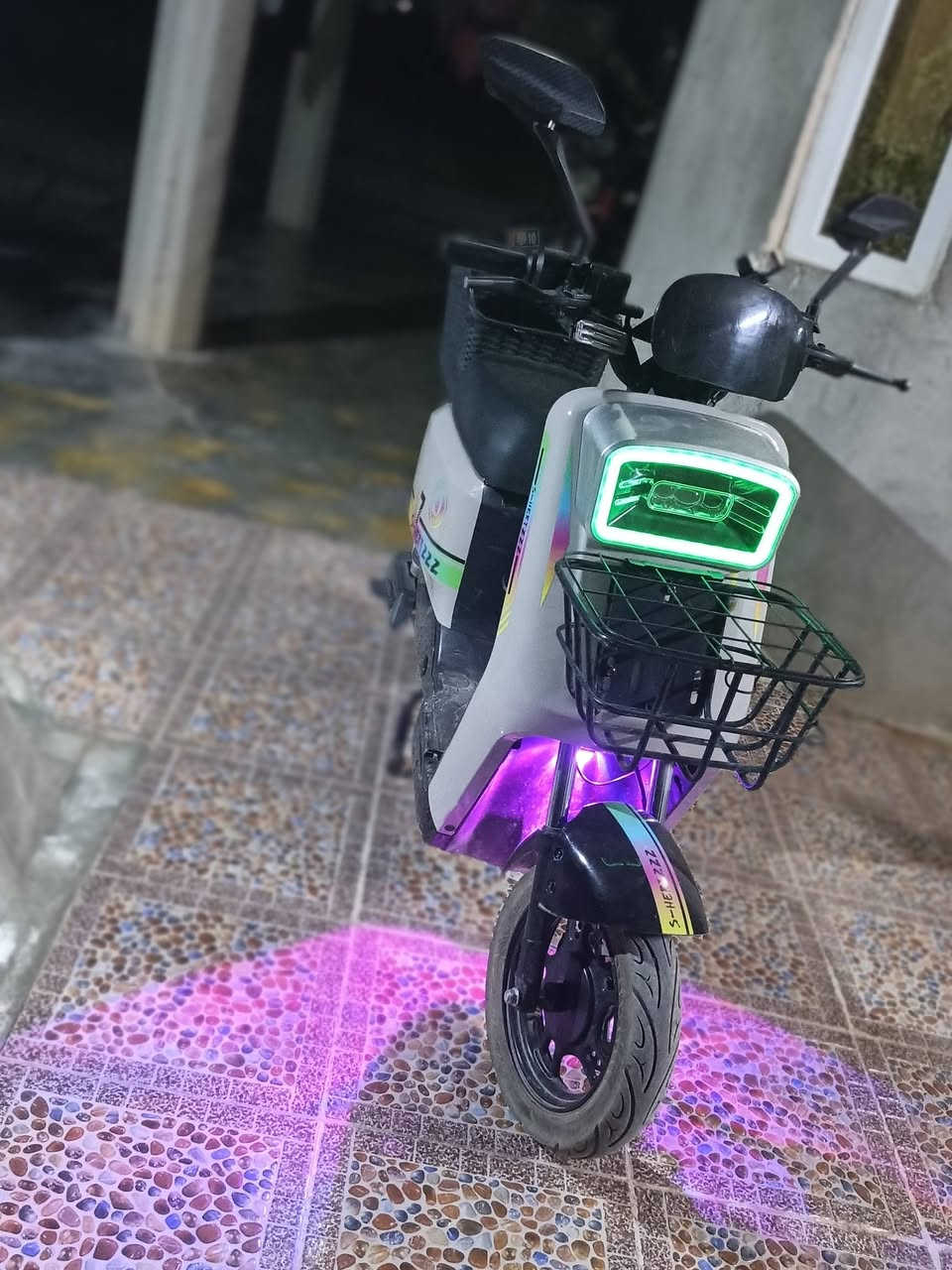 السلام عليكم.. A7.. للبيع مستعجل السعر 400وبيه مجال اتصل.. ***********
