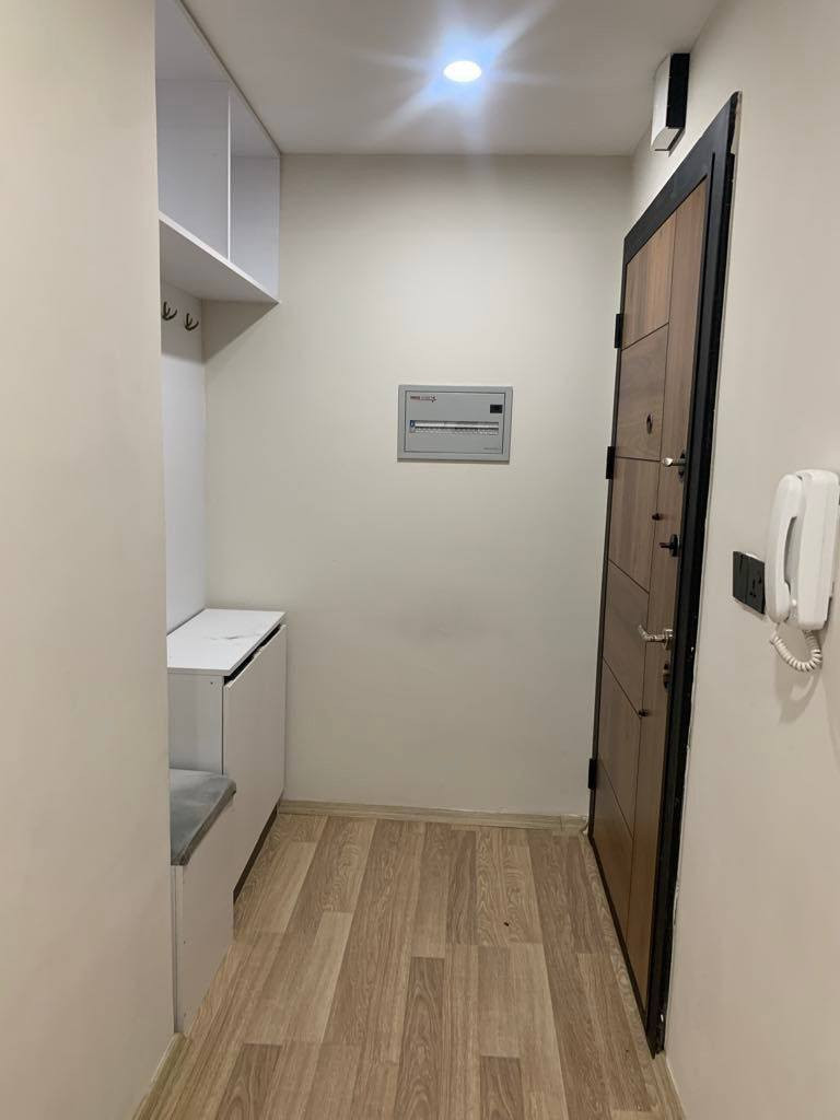 شقة في اربيل للمراوس مع شقة 130 م في مجمع بوابة الكاظمية 
الشقة طابق رابع 
بالطابق شقتين فقط 
شقة غرفتين وصالة ومطبخ ( وحدة من الغرف سويت ماستر يعني حمامات عدد٢ 
مساحة ١٣٦ متر 
٣ بلكونات
٣ سبالت
كاونتر
غاز انابيب
كهرباء وطني + كارت
سيكورتي 
خدمات 
حدايق 
اسواق 
مجمع كامل وسكني وعائلي 
مجمع ژيان ستي بالضبط مع سياج مدينة العاب مجدي لاند تماما بظهره مباشرة
الشقة استلام  ٢٠٢٣ 
الشقة حاليا مؤجرة
للتواصل واتساب ***********
صفحة بانيان هي صفحة تسويق إلكتروني تقوم بالترويج للوحدات العقارية في مجمعات بغداد بناءً على معلومات مقدّمة من المعلنين
