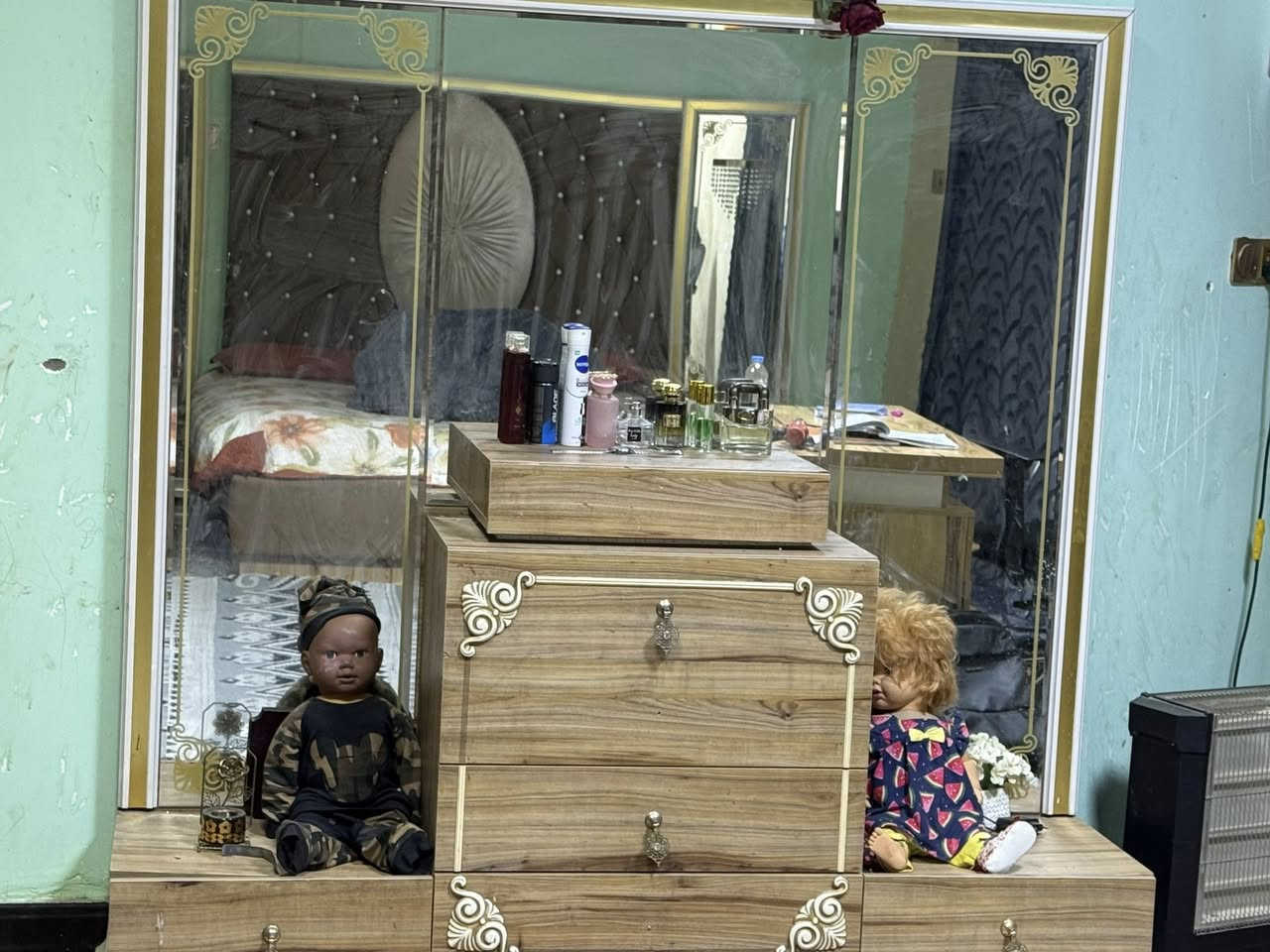 غرفة نوم تركي اصلي للبيع 6 قطع المراية مال الزاوية موجود تجي وياها عيوبهة مكان الخزن الي بل جرباية وصخ والمجرات الثنين مال ميز التواليت بيهن كسر بسيط العنوان البصرة المعقل رقم التواصل *********** السعر عل سوم أنطيني سومك على رقمي ونتفاهم
