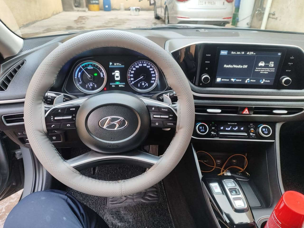 السلام عليكم
سياره للبيع سوناتا هايبرد موديل ٢٠٢٣ لون اسمنتي كلين وكوري اصلي فول مواصفات بدون تنته ماشيه ٨٠٠٠ كم رقم بغداد السعر ٢٠٥
للتواصل ***********
