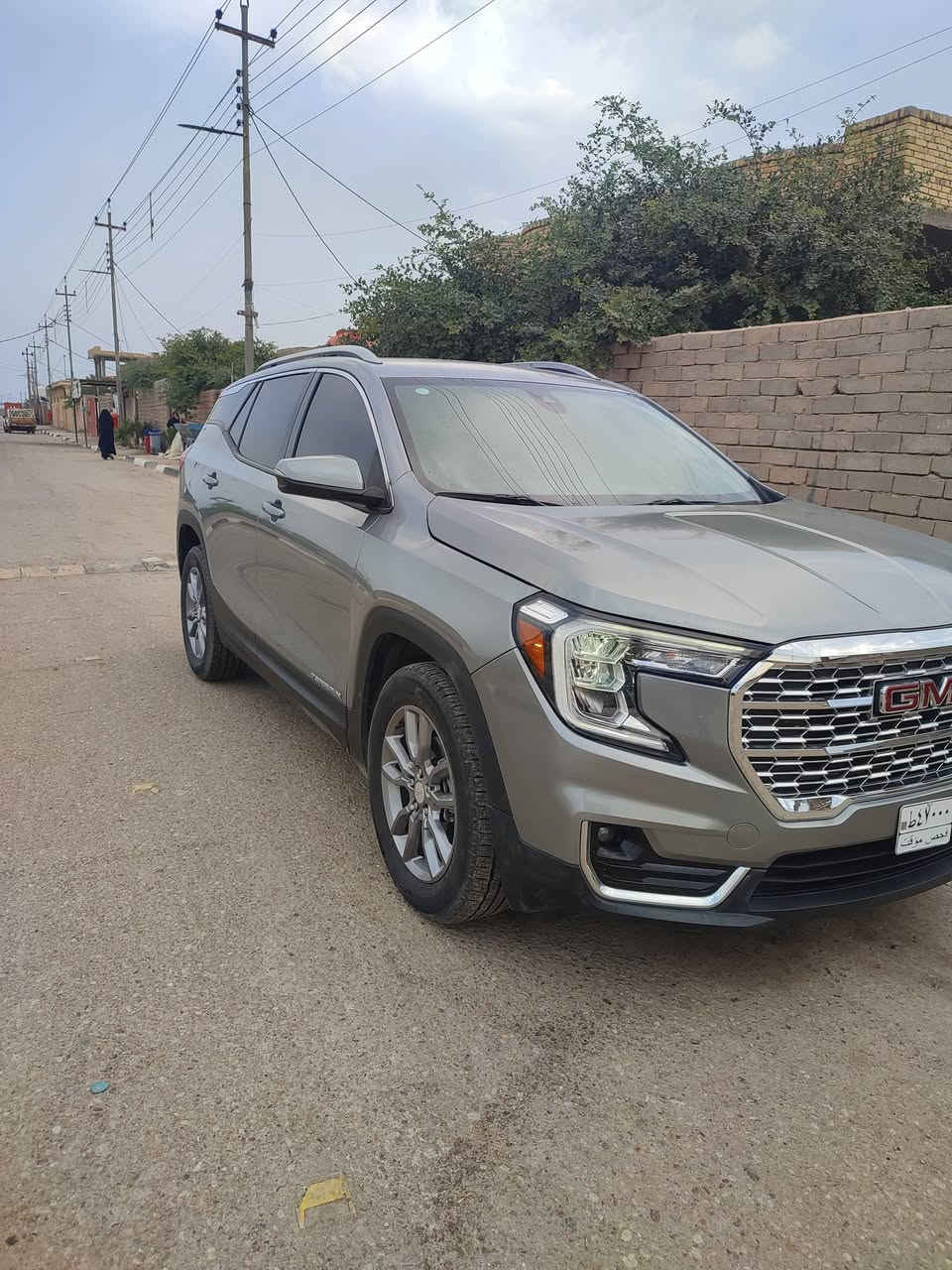 جمسي تيران ​الموديل: 2024 (أحدث جيل). تترقم جميع المحفظات معدا الاقليم 
​الفئة: SLT (كامل مواصفات ما عدا الفتحة).
​المحرك: 1.5L Turbo (قوي واقتصادي جداً بالوقود).
​ناقل الحركة: أوتوماتيك 9 سرعات.
​المواصفات الداخلية والترفيه:
​المقاعد: جلد فاخر (Perforated Leather) مع تطريز مميز.
​التحكم: كراسي كهرباء (8 اتجاهات) مع ذاكرة خزن لوضعيات القيادة.
​التدفئة: تدفئة للمقاعد الأمامية وللمقود (ستيرنج).
​الشاشة: شاشة كبيرة 8 إنش تدعم Apple CarPlay و Android Auto (لاسلكياً).
​النظام الصوتي: نظام Bose العالمي بـ 7 سماعات (صوت نقي جداً).
​التكييف: مناخ مزدوج (تحكم منفصل للسائق والراكب).
​الأنظمة التقنية والأمان:
​التشغيل: بصمة وتشغيل عن بُعد.
​الصندوق: باب خلفي كهربائي (يفتح بحركة القدم - Hands-free).
​الأمان: رادار تصادم، نظام الحفاظ على المسار، تنبيه النقاط العمياء، وكاميرا خلفية عالية الدقة.
​الإضاءة: LED بالكامل (تصميم GMC المميز).
​تحديد مسار 
سياقة ذاتيه 
وبعد بيها مواصفات ما ذاكرها 
الحادث خفيف بنيد فقط راجع عل بارد  صورة الحادث مرفقه مع الصور 
​للتواصل والاستفسار:
​السعر: [ 185 ورقه ]
​رقم الهاتف: [***********]
​الموقع: [البصرة قرنه ثغر ]
